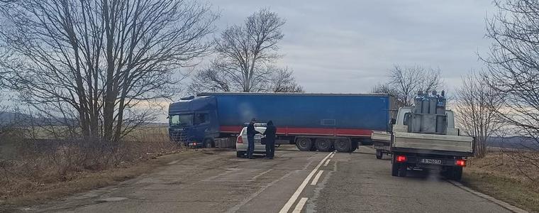 Аварирал тир на пътя Добрич - Одринци 